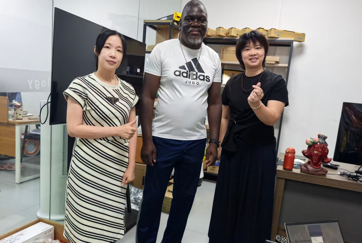 Cliente do Malawi visita Honhai após consulta online_副本